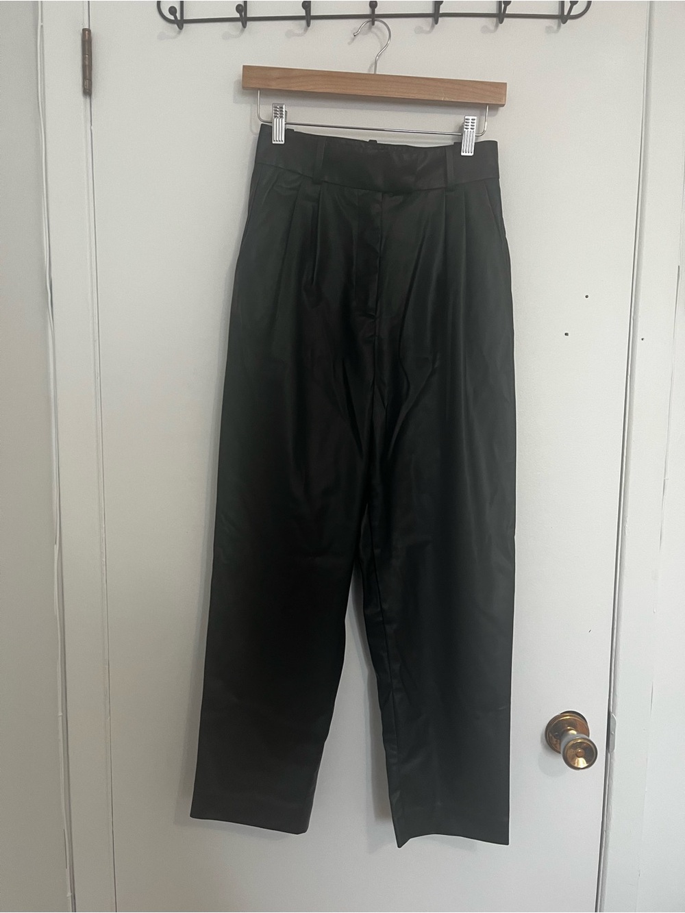 Pantalon tailleur en similicuir noir pour femme – Coupe droite
